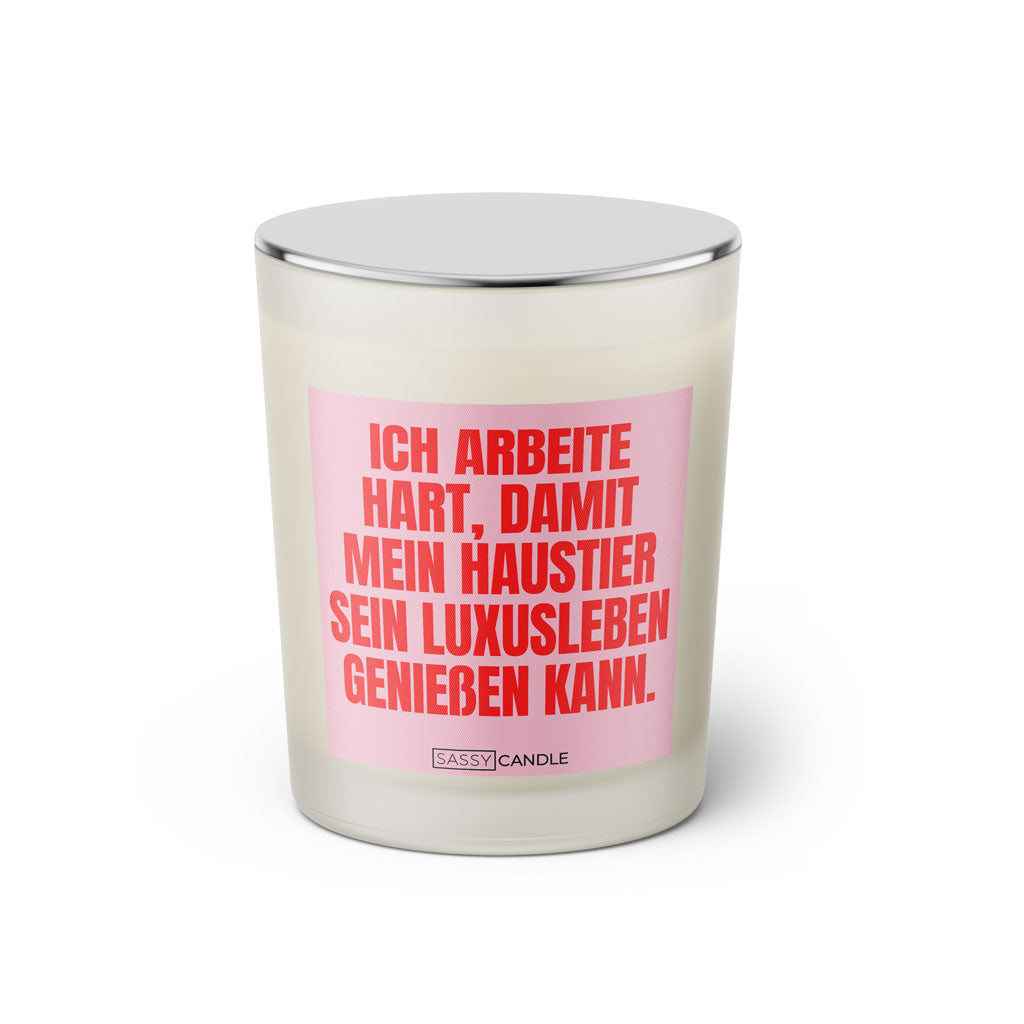 Duftkerze mit witzigen Spruch: Ich arbeite hart, damit mein Haustier sein Luxusleben genießen kann. Farbe rosa und pink von Sassy Candle.