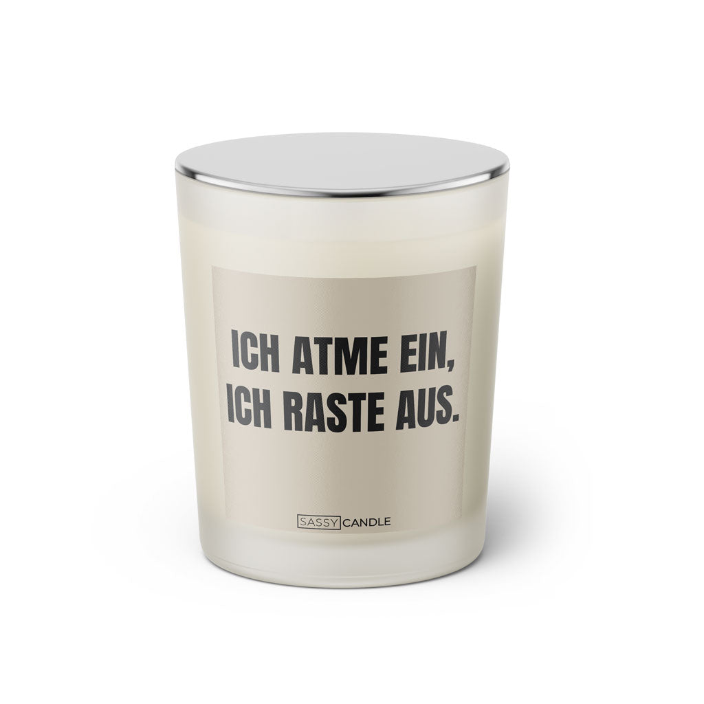 Duftkerze mit witzigem Spruch: Ich atme ein, ich raste aus. Farbe beige und schwarze Schrift. Kerzenglas mit silbernem geschlossenem Deckel von SassyCandle.