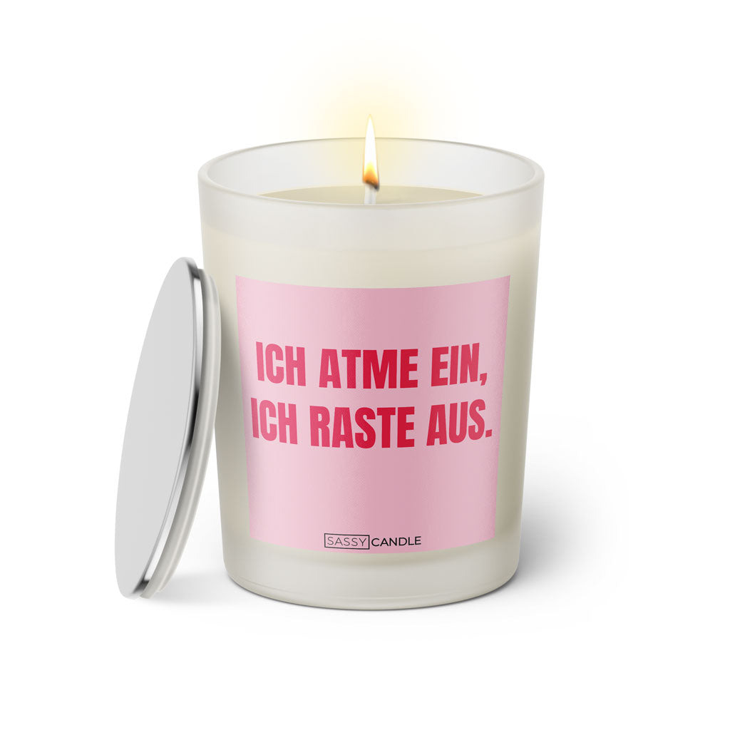 Duftkerze mit witzigem Spruch: Ich atme ein, ich raste aus. Farbe rosa und pinke Schrift. Kerzenglas mit silbernem Deckel von SassyCandle.