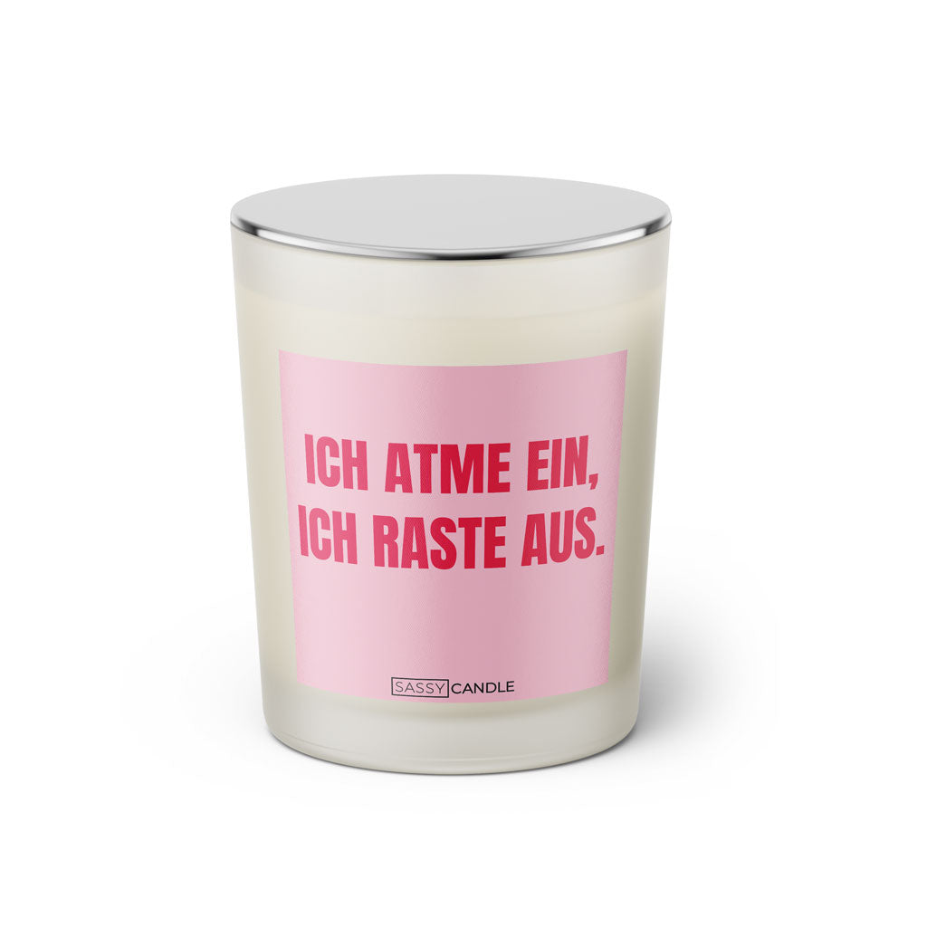 Duftkerze mit witzigem Spruch: Ich atme ein, ich raste aus. Farbe rosa und pinke Schrift. Kerzenglas mit silbernem geschlossenem Deckel von SassyCandle.