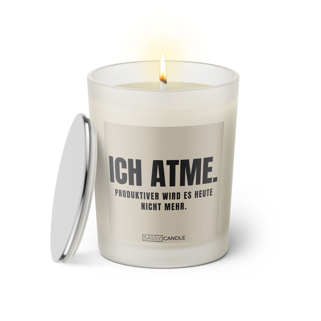 Duftkerze mit witzigen Spruch: Ich atme. Produktiver wird es heute nicht mehr. Kerzenglas mit silbernen Deckel von Sassy Candle. Farbe beige und schwarz.
