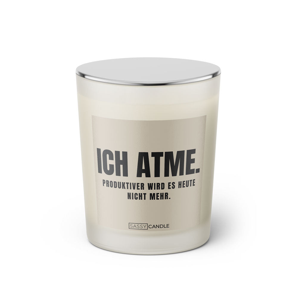 Duftkerze mit witzigen Spruch: Ich atme. Produktiver wird es heute nicht mehr. Kerzenglas mit silbernen Deckel von Sassy Candle. Farbe beige und schwarz.