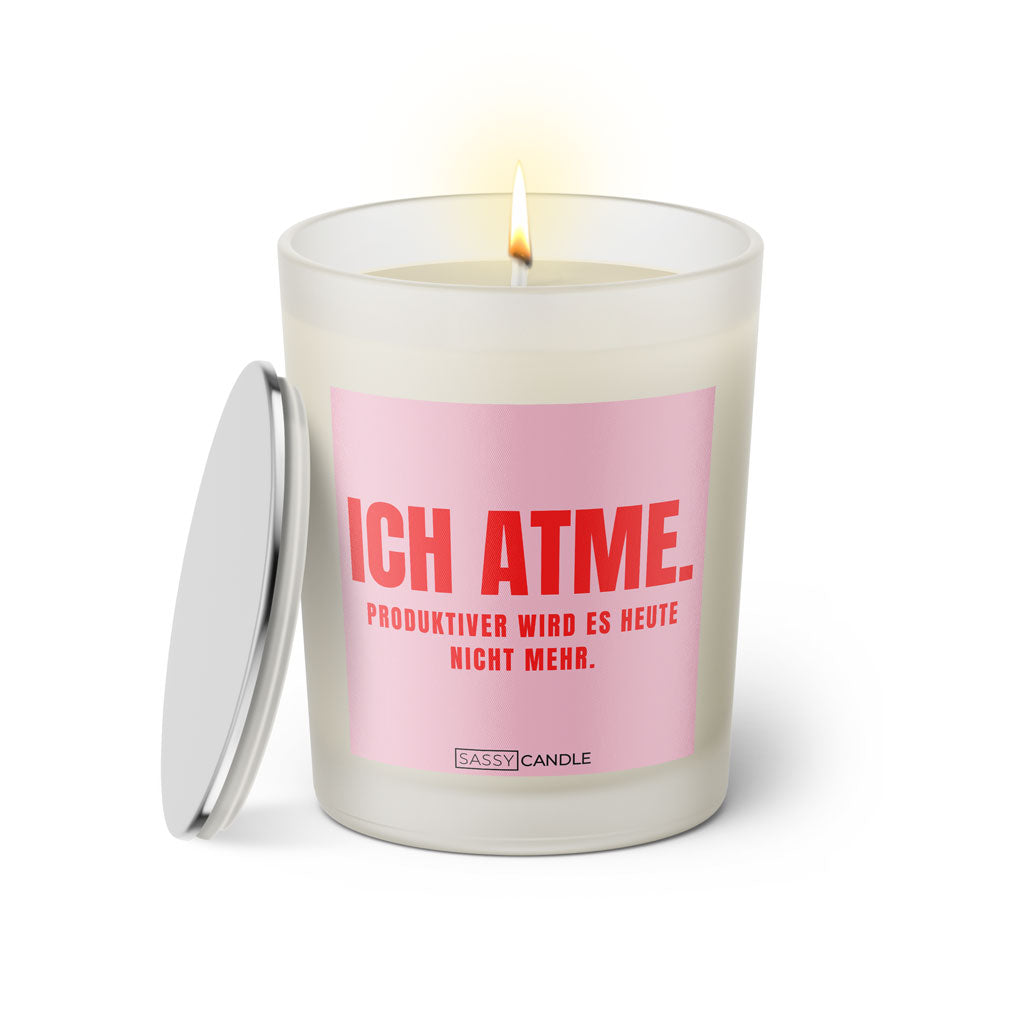 Duftkerze mit witzigen Spruch: Ich atme. Produktiver wird es heute nicht mehr. Kerzenglas mit silbernen Deckel von Sassy Candle. Farbe rosa und pink.