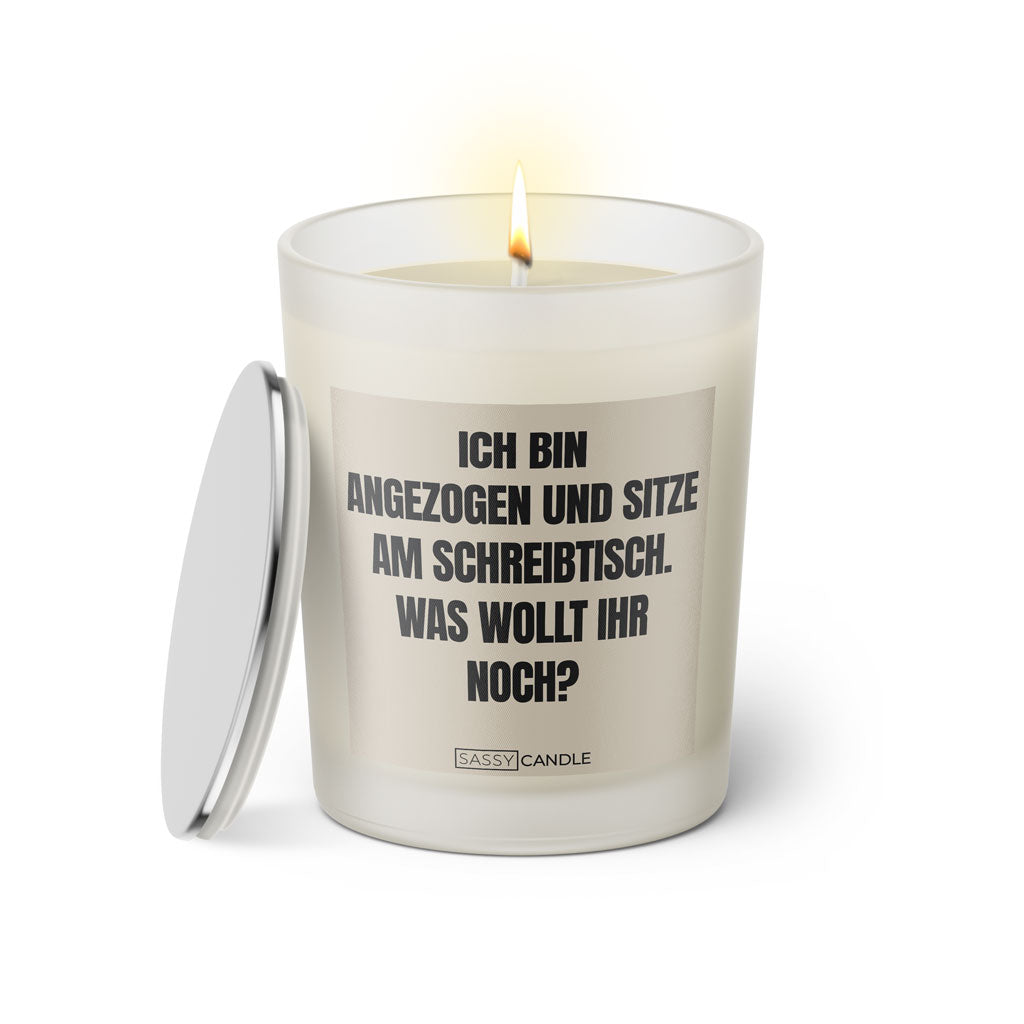 Duftkerze mit witzigem Spruch:Ich bin angezogen und sitze am Schreibtisch. Was wollt ihr noch? Farbe beige und schwarz mit silbernem Deckel von Sassy Candle.