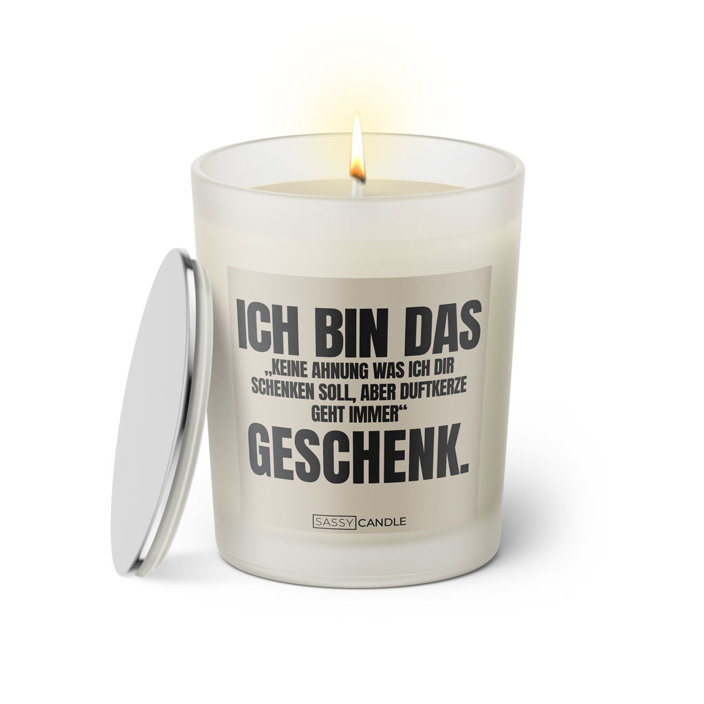 Duftkerze mit Spruch: Ich bin das "keine Ahnung was ich dir schenken soll, aber Duftkerze geht immer Geschenk. Farbe schwarz und beige von Sassy Candle.