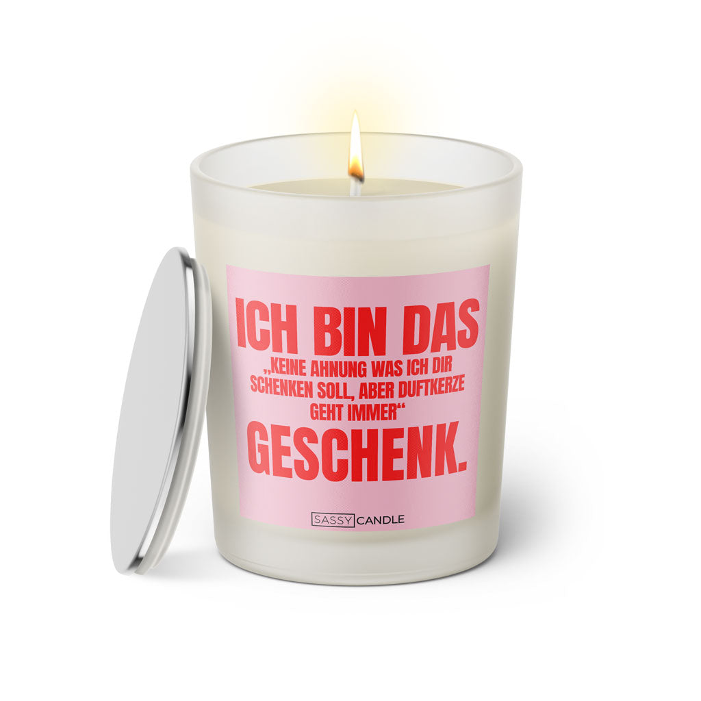 Duftkerze mit Spruch: Ich bin das "keine Ahnung was ich dir schenken soll, aber Duftkerze geht immer Geschenk. Farbe rosa und pink von Sassy Candle.