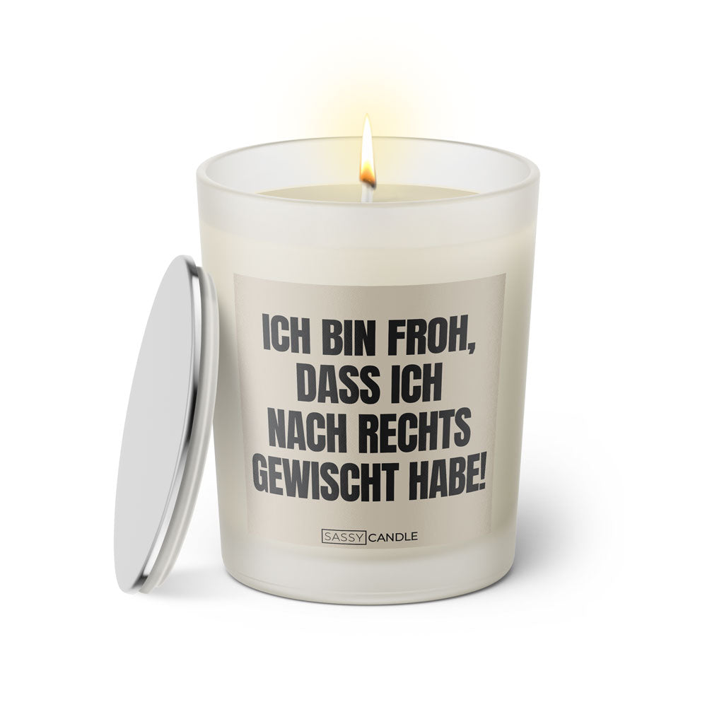 Duftkerze mit witzigen Spruch: Ich bin froh, dass ich nach rechts gewischt habe. Farbe beige und schwarz und silbernem Deckel von Sassy Candle.