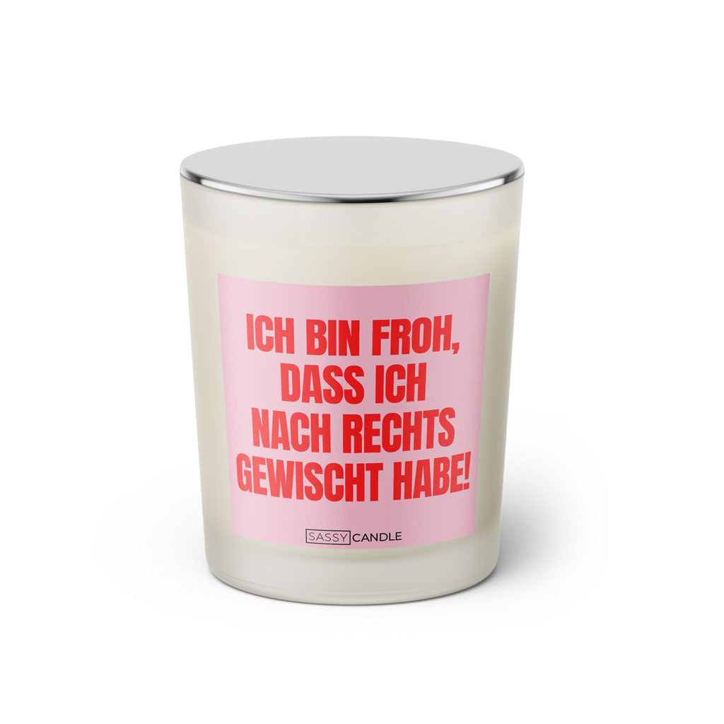 Duftkerze mit witzigen Spruch: Ich bin froh, dass ich nach rechts gewischt habe. Farbe rosa und pink und silbernem Deckel von Sassy Candle.