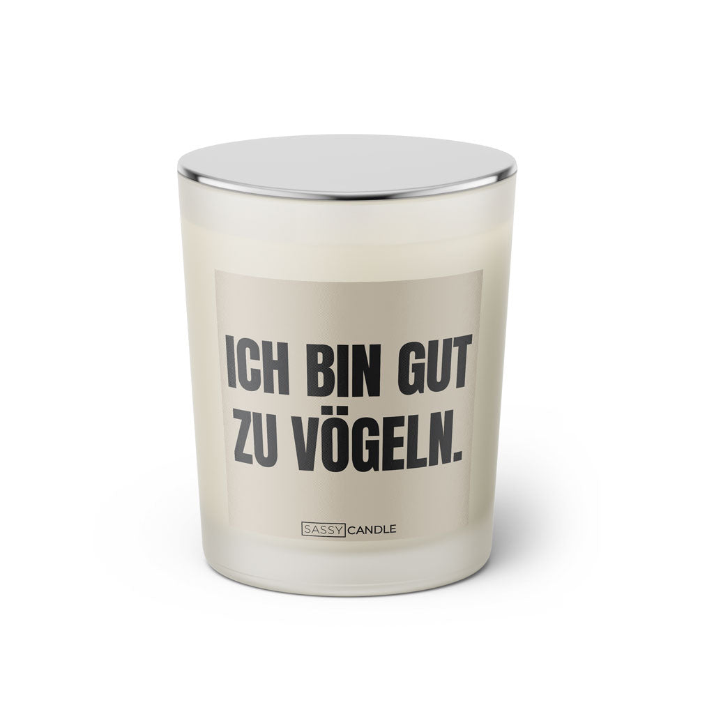 Duftkerze mit witzigen Spruch: Ich bin gut zu Vögeln. Kerzenglas mit silbernen Deckel von Sassy Candle. Farbe beige und schwarz.
