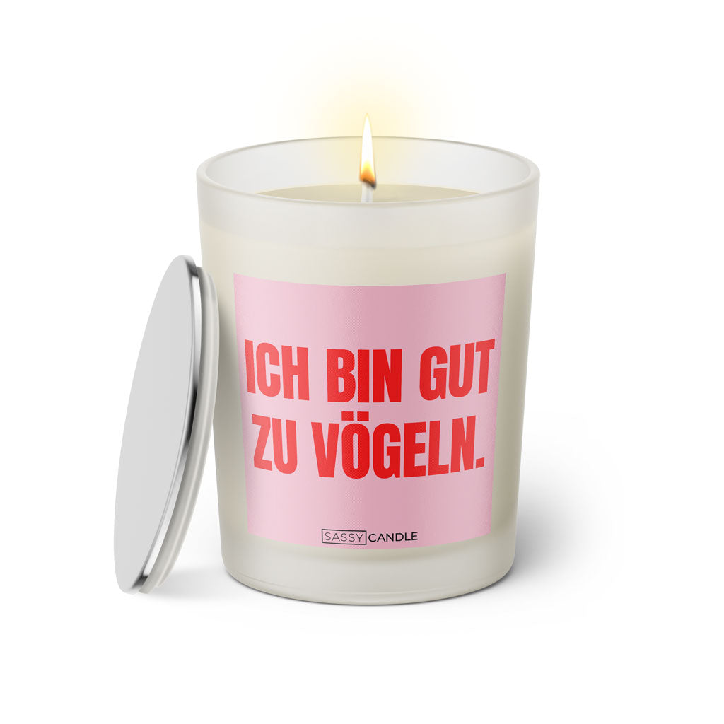Duftkerze mit witzigen Spruch: Ich bin gut zu Vögeln. Kerzenglas mit silbernen Deckel von Sassy Candle. Farbe rosa und pink.