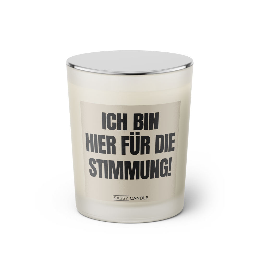 Duftkerze mit Spruch: Ich bin hier für die Stimmung! Farbe beige und schwarz von Sassy Candle.