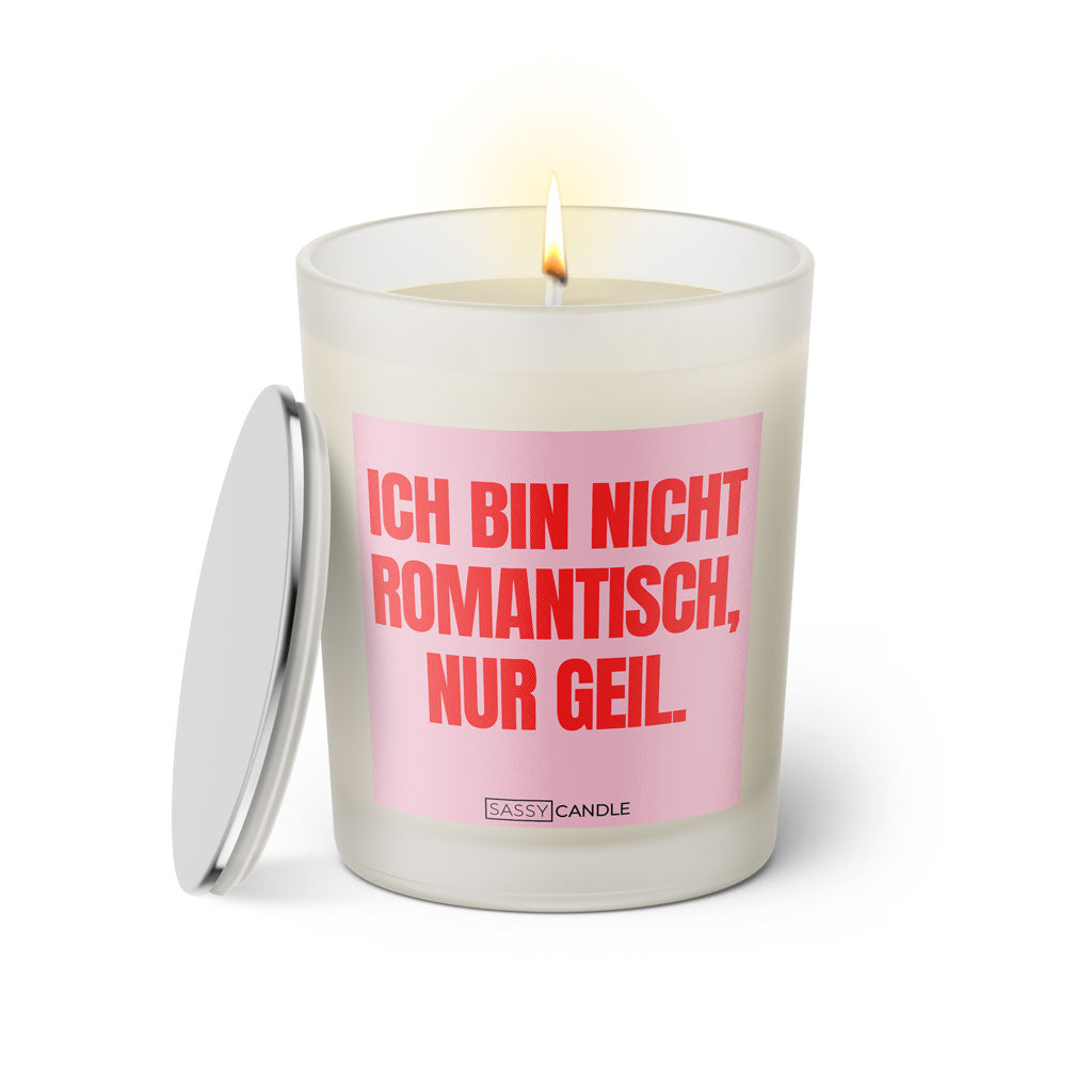 Duftkerze mit witzigen Spruch: Ich bin nicht romantisch, nur geil. Farbe rosa und pink von Sassy Candle.