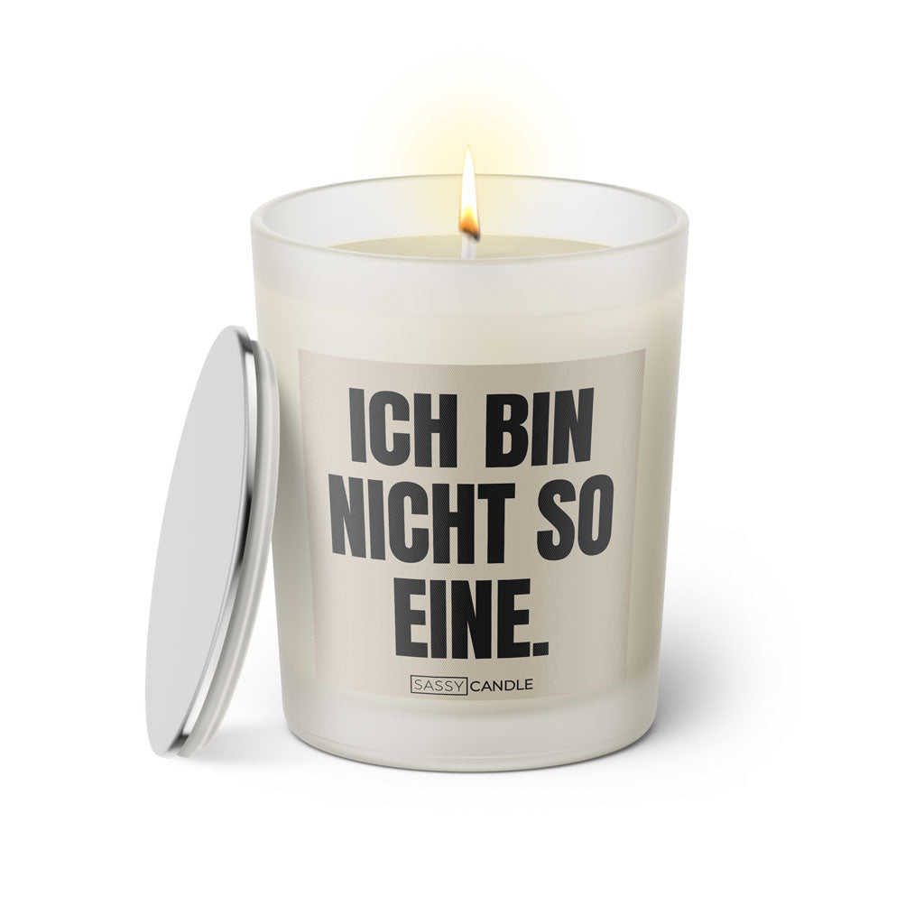 Witzige Duftkerze mit Spruch: Ich bin nicht so eine. Kerzenglas mit silbernen Deckel von Sassy Candle. Farbe beige und schwarz.