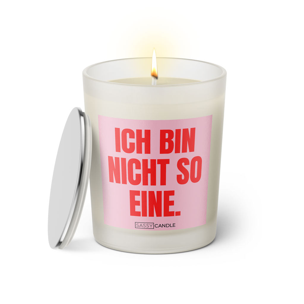 Witzige Duftkerze mit Spruch: Ich bin nicht so eine. Kerzenglas mit silbernen Deckel von Sassy Candle. Farbe rosa und pink.