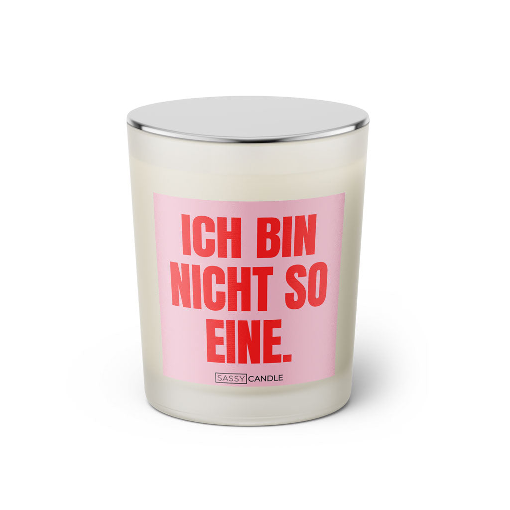 Witzige Duftkerze mit Spruch: Ich bin nicht so eine. Kerzenglas mit silbernen Deckel von Sassy Candle. Farbe rosa und pink.
