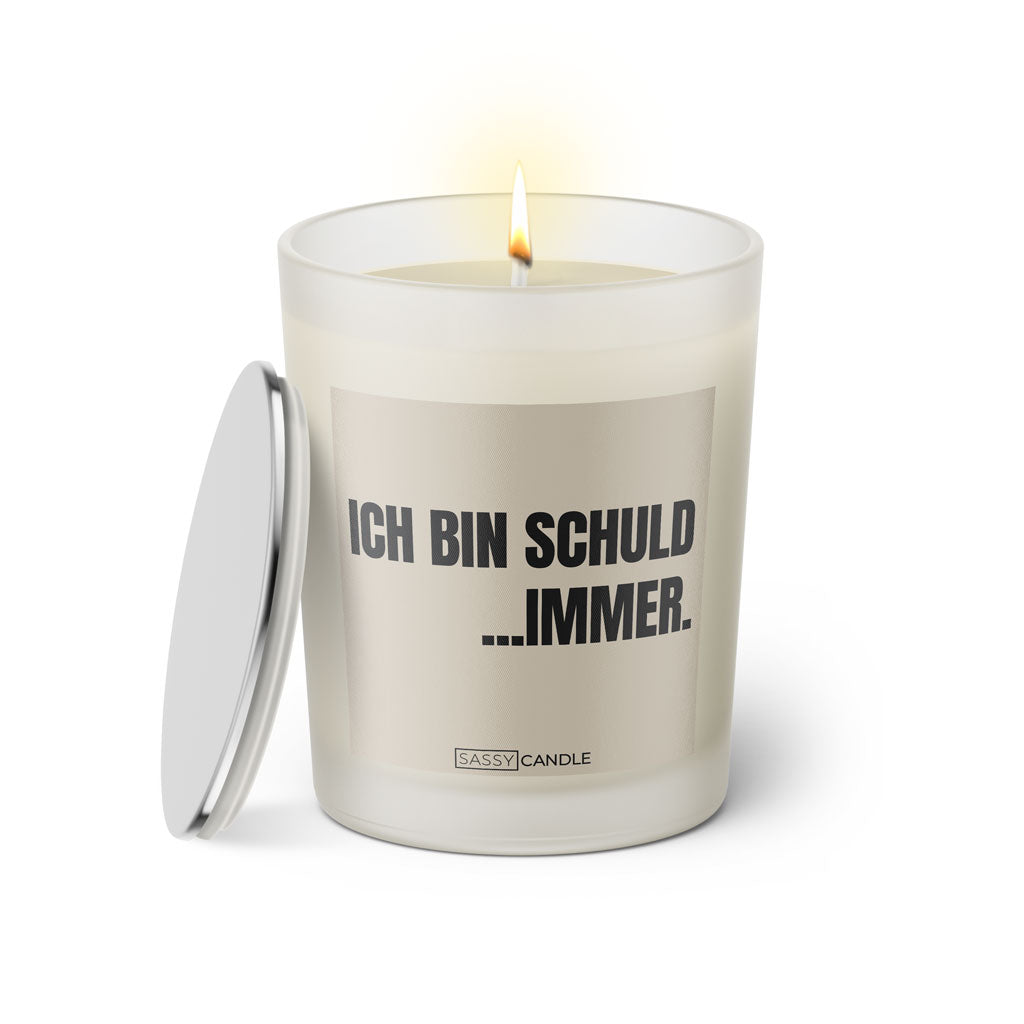 Duftkerze mit witzigem Spruch: Ich bin Schuld... Immer. Farbe schwarz und beige mit silbernem Deckel von Sassy Candle.