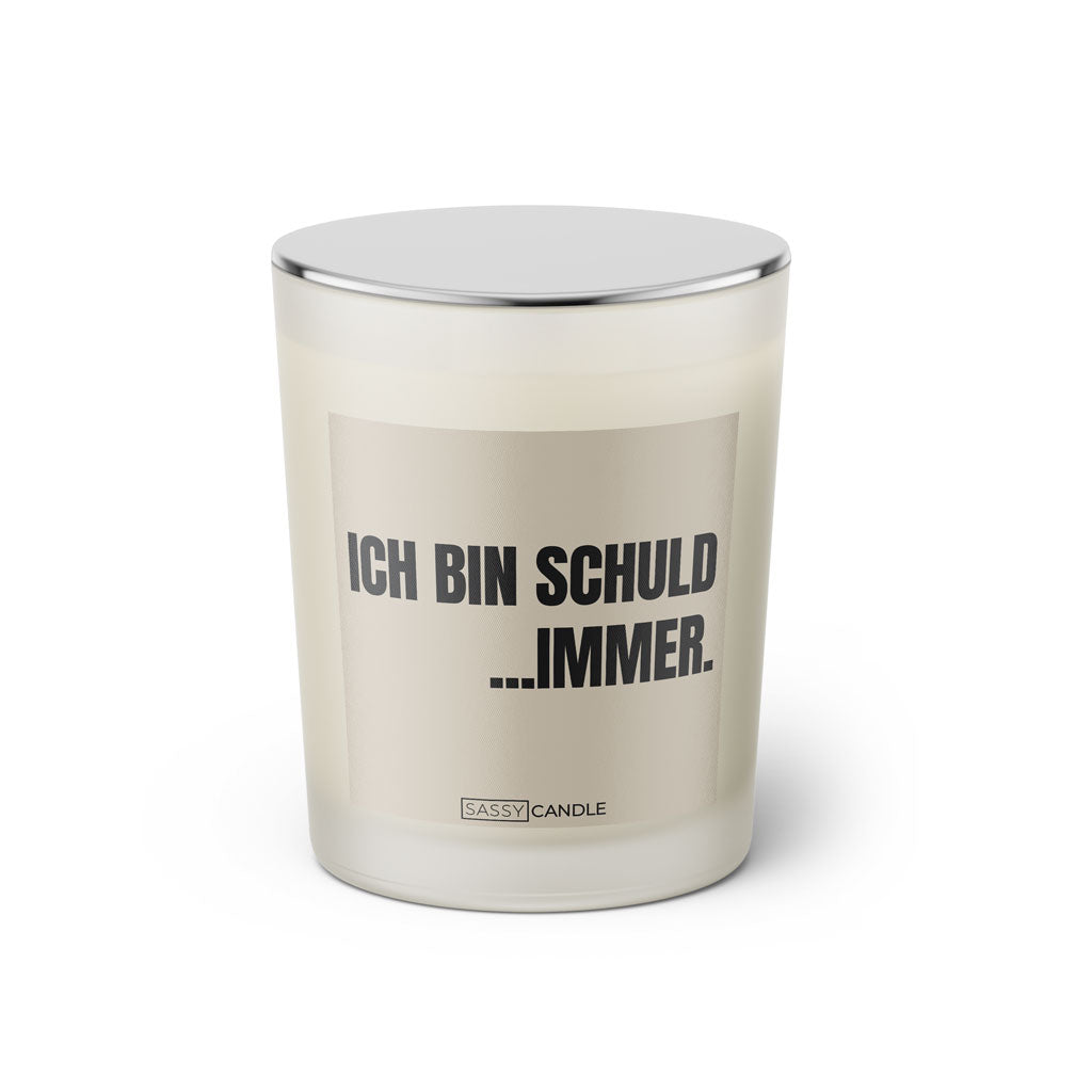 Duftkerze mit witzigem Spruch: Ich bin Schuld... Immer. Farbe schwarz und beige mit silbernem Deckel von Sassy Candle.