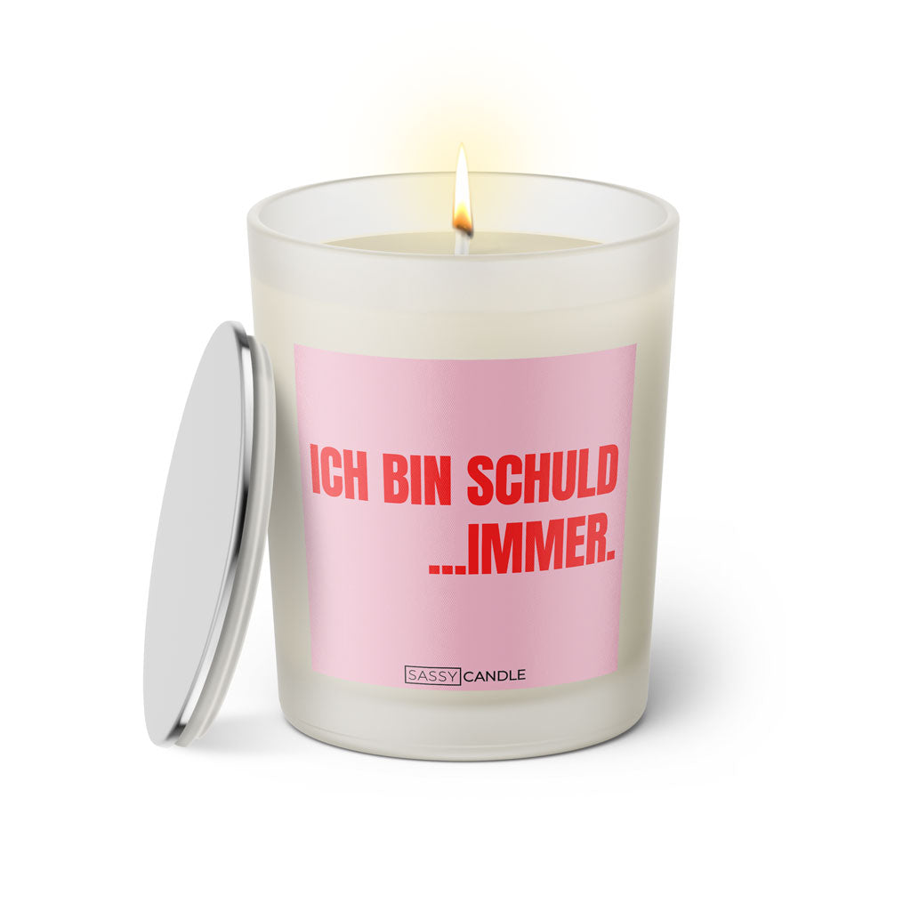 Duftkerze mit witzigem Spruch: Ich bin Schuld... Immer. Farbe rosa und pink mit silbernem Deckel von Sassy Candle.