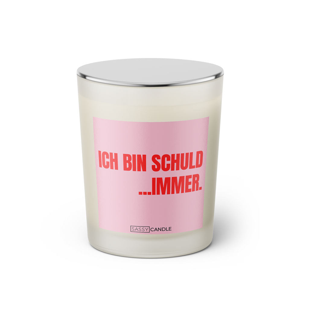 Duftkerze mit witzigem Spruch: Ich bin Schuld... Immer. Farbe rosa und pink mit silbernem Deckel von Sassy Candle.