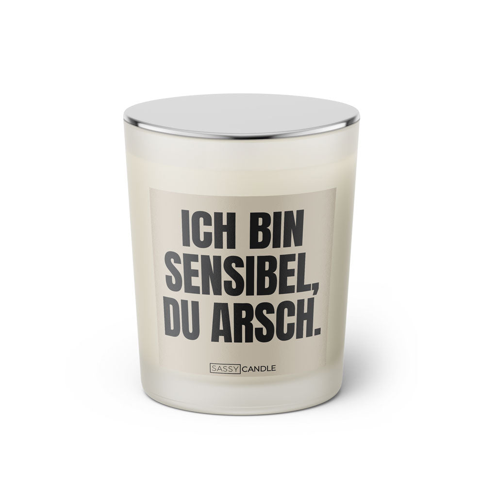 Duftkerze mit Spruch: Ich bin sensibel, du Arsch. Farbe beige und schwarz von Sassy Candle.