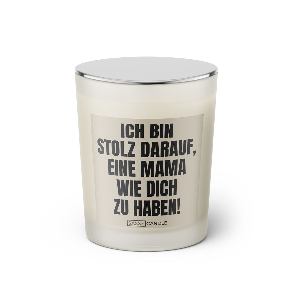 Duftkerze mit witzigem Spruch: Ich bin stolz darauf, eine Mama wie dich zu haben! Farbe schwarz und beige mit silbernem Deckel von Sassy Candle.