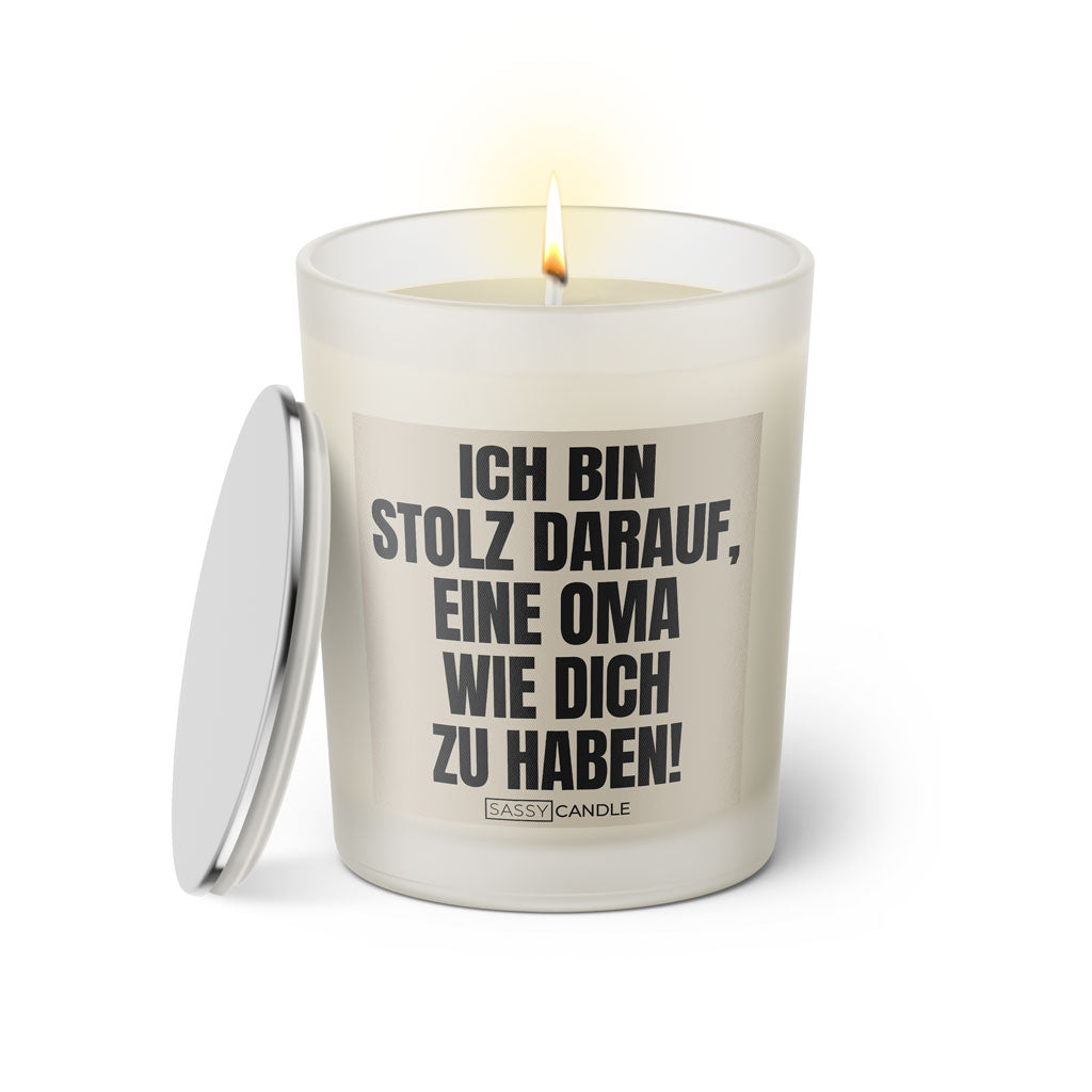 Duftkerze mit witzigem Spruch: Ich bin stolz darauf, eine Oma wie dich zu haben! Farbe beige und schwarz mit silbernem Deckel von Sassy Candle.