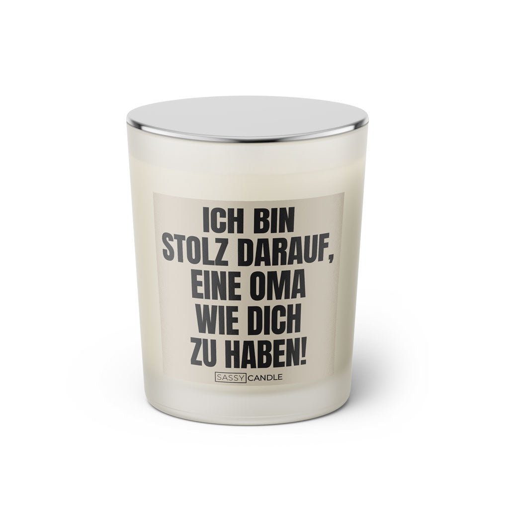 Duftkerze mit witzigem Spruch: Ich bin stolz darauf, eine Oma wie dich zu haben! Farbe beige und schwarz mit silbernem Deckel von Sassy Candle.