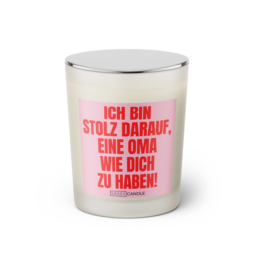 Duftkerze mit witzigem Spruch: Ich bin stolz darauf, eine Oma wie dich zu haben! Farbe pink und rosa mit silbernem Deckel von Sassy Candle.