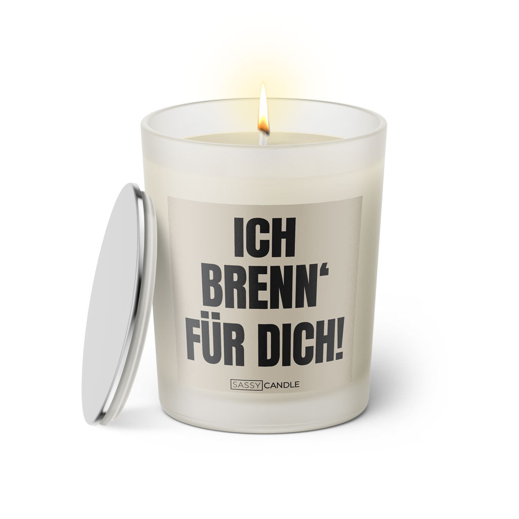 Duftkerze mit Spruch: Ich brenn' für dich! Farbe beige und schwarz von Sassy Candle.