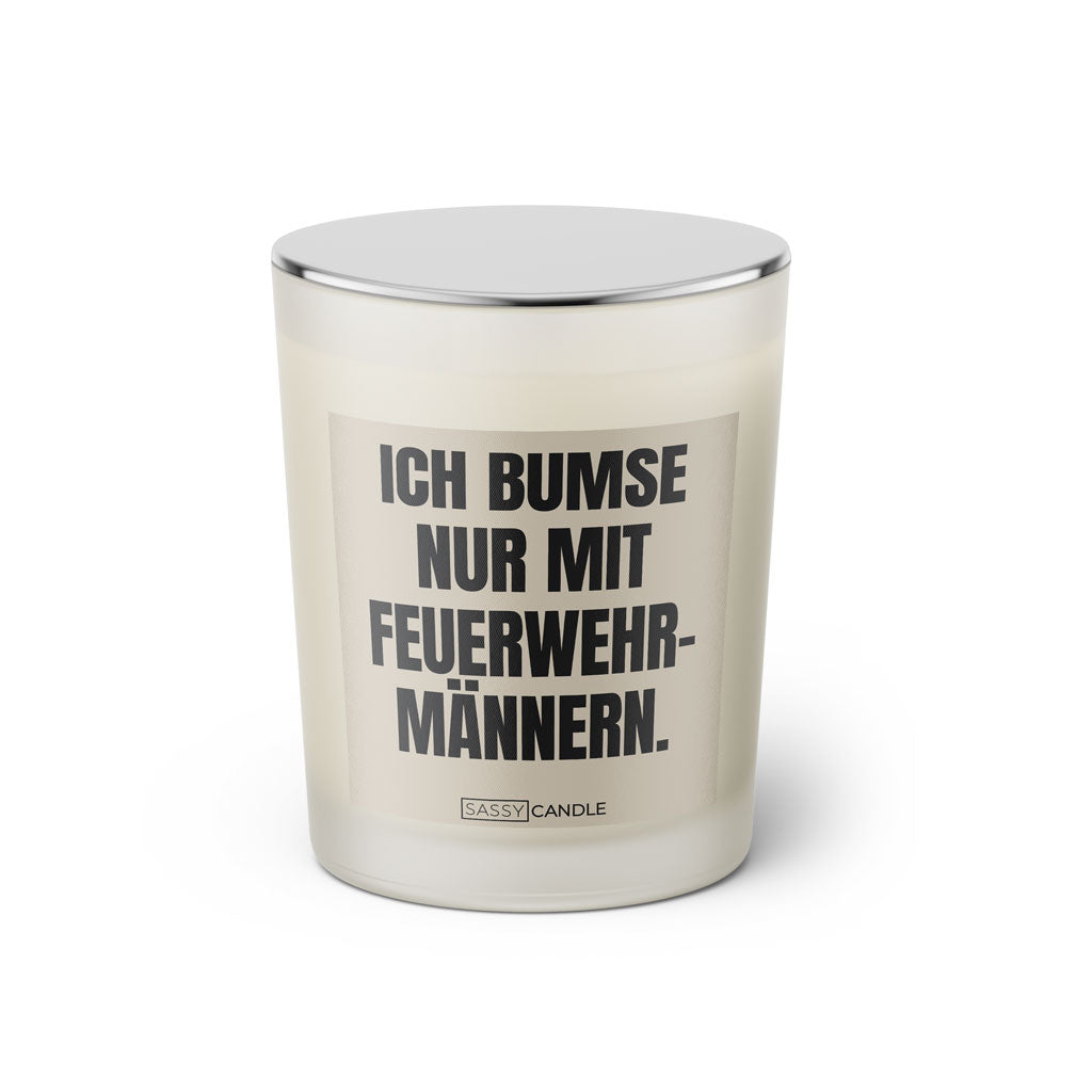 Duftkerze mit Spruch: Ich bumse nur mit Feuerwehrmännern. Farbe beige und schwarz von Sassy Candle.