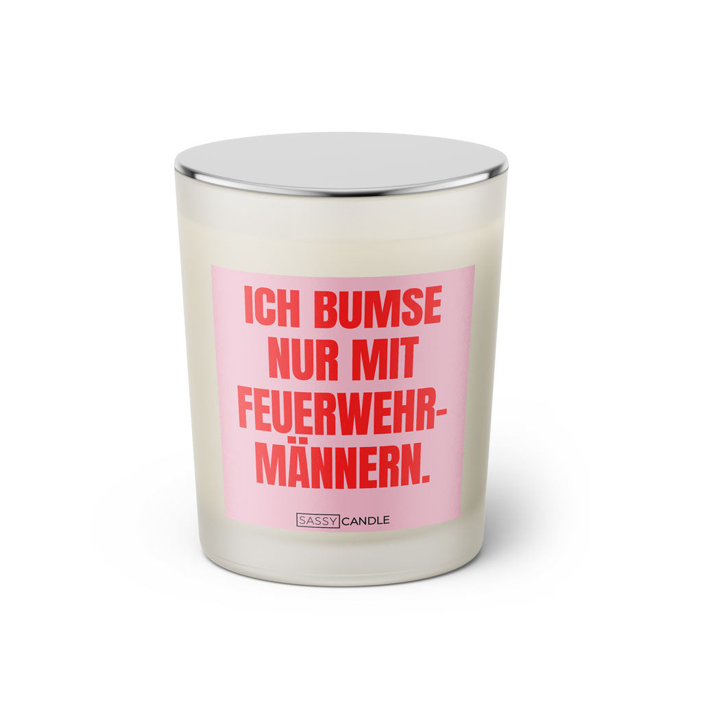 Duftkerze mit Spruch: Ich bumse nur mit Feuerwehrmännern. Farbe rosa und pink von Sassy Candle.