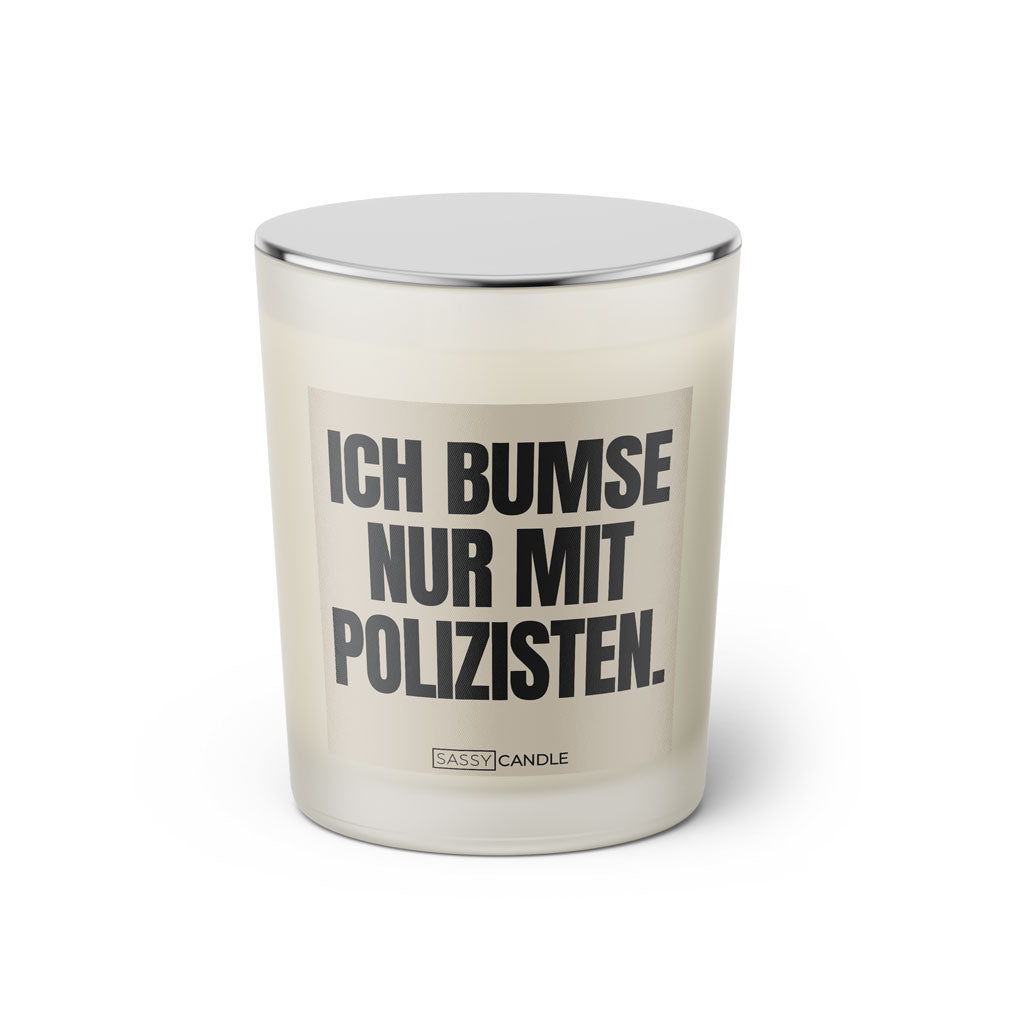 Duftkerze mit Spruch: Ich bumse nur mit Polizisten. Farbe beige und schwarz von Sassy Candle.