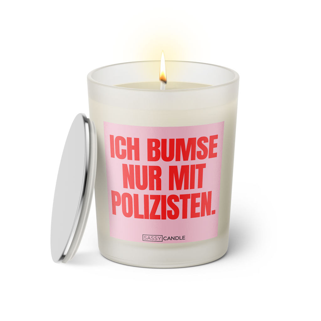 Duftkerze mit Spruch: Ich bumse nur mit Polizisten. Farbe rosa und pink von Sassy Candle.