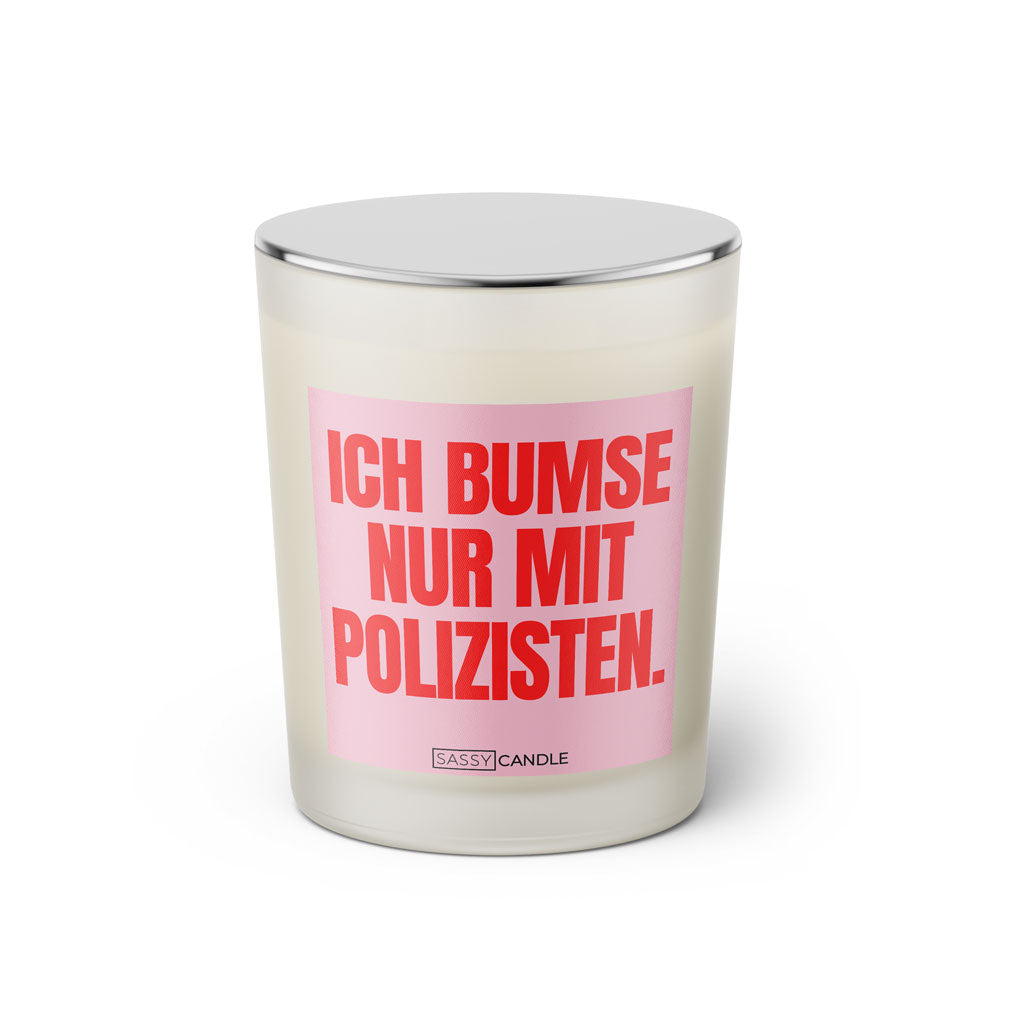 Duftkerze mit Spruch: Ich bumse nur mit Polizisten. Farbe rosa und pink von Sassy Candle.