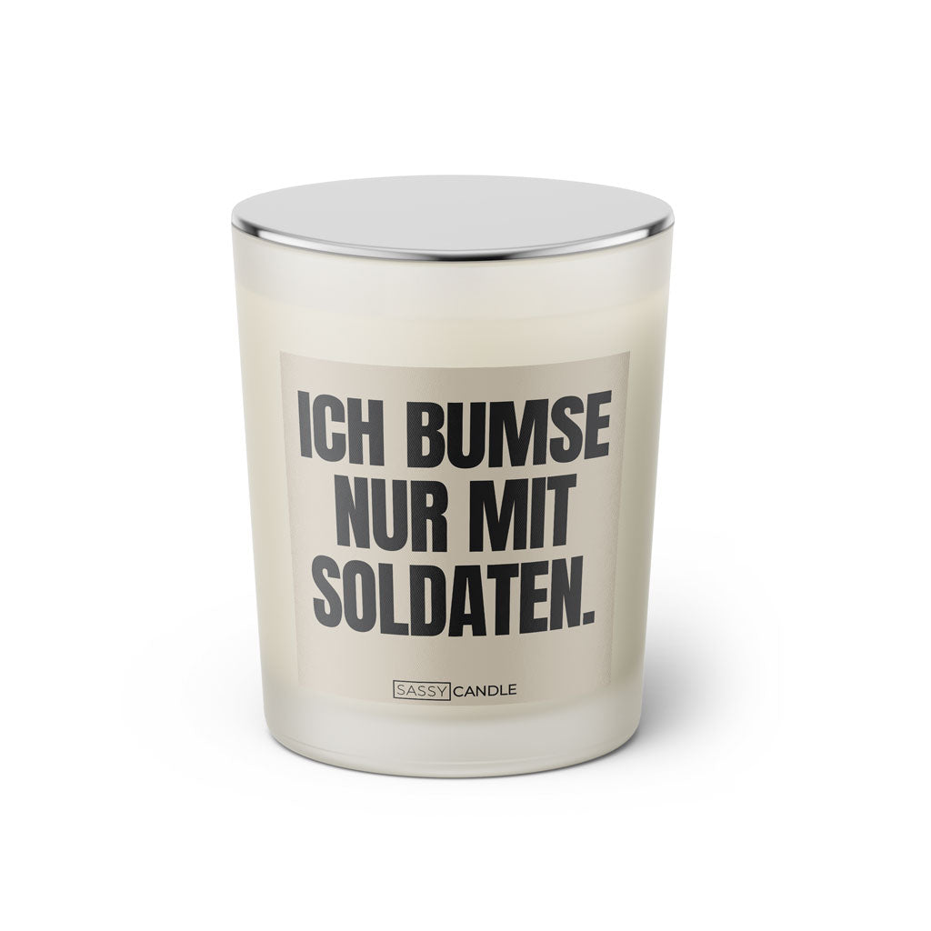 Duftkerze mit Spruch: Ich bumse nur mit Soldaten. Farbe beige und schwarz von Sassy Candle.