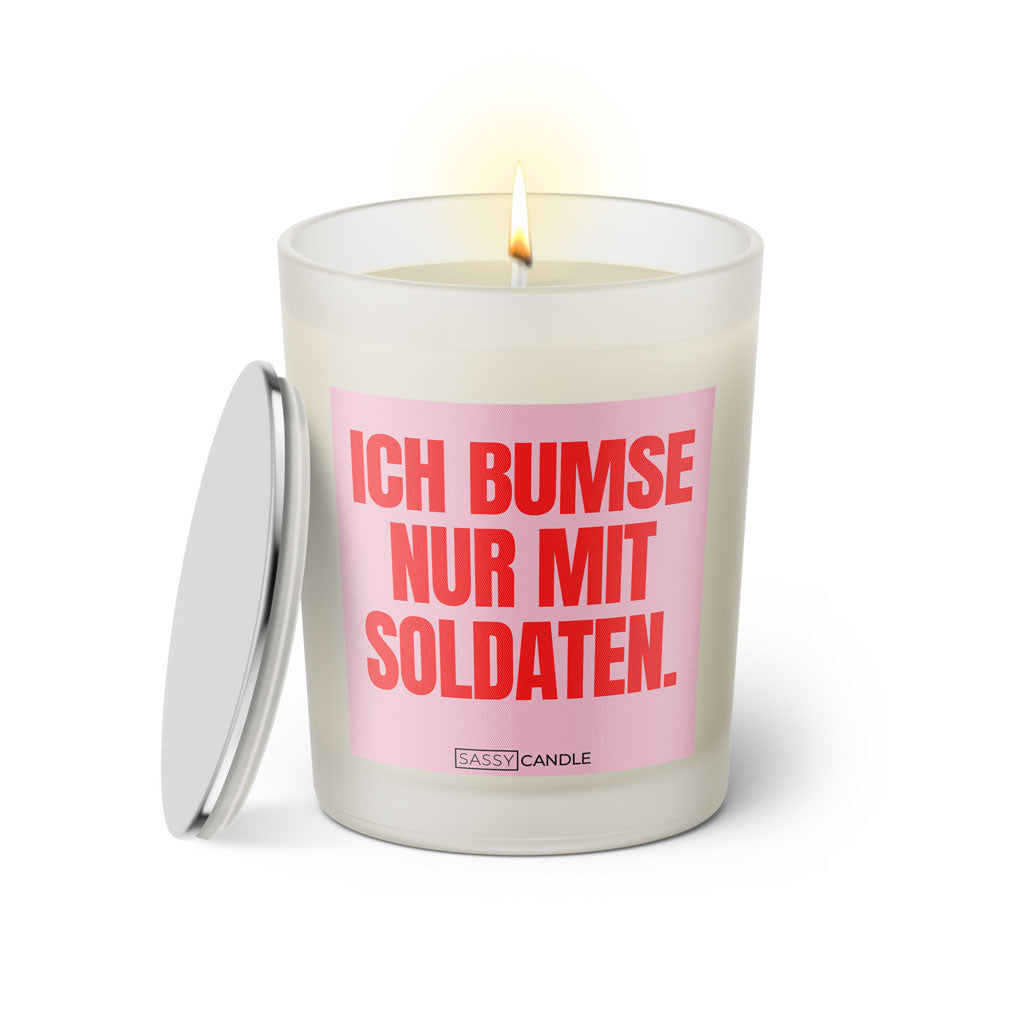 Duftkerze mit Spruch: Ich bumse nur mit Soldaten. Farbe rosa und pink von Sassy Candle.