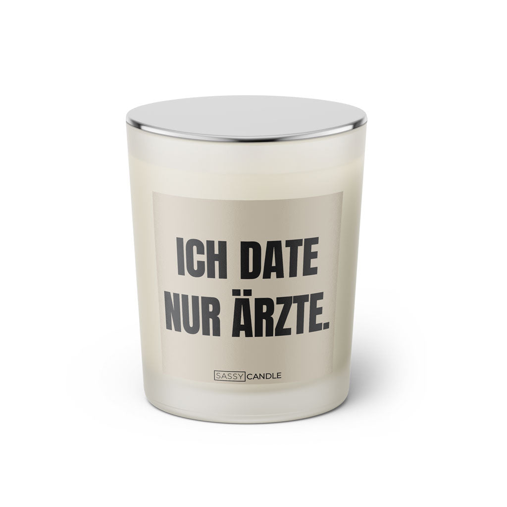 Duftkerze mit witzigen Spruch: Ich date nur Ärzte. Farbe beige und schwarz mit silbernem Deckel von Sassy Candle.