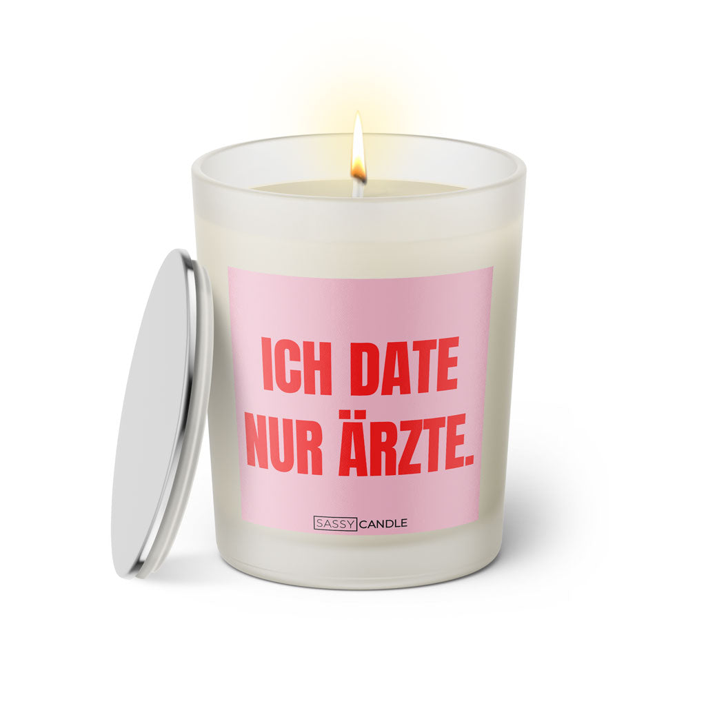 Duftkerze mit witzigen Spruch: Ich date nur Ärzte. Farbe pink und rosa mit silbernem Deckel von Sassy Candle.