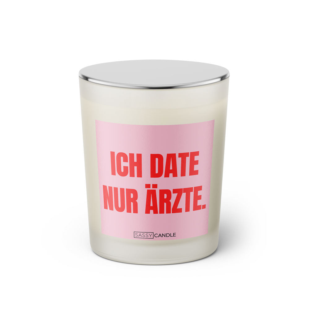 Duftkerze mit witzigen Spruch: Ich date nur Ärzte. Farbe pink und rosa mit silbernem Deckel von Sassy Candle.