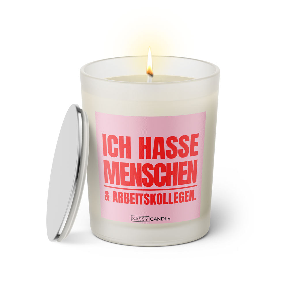 Duftkerze mit witzigen Spruch: Ich hasse Menschen und Arbeitskollegen. Kerzenglas mit silbernen Deckel von Sassy Candle. Farbe rosa und pink.