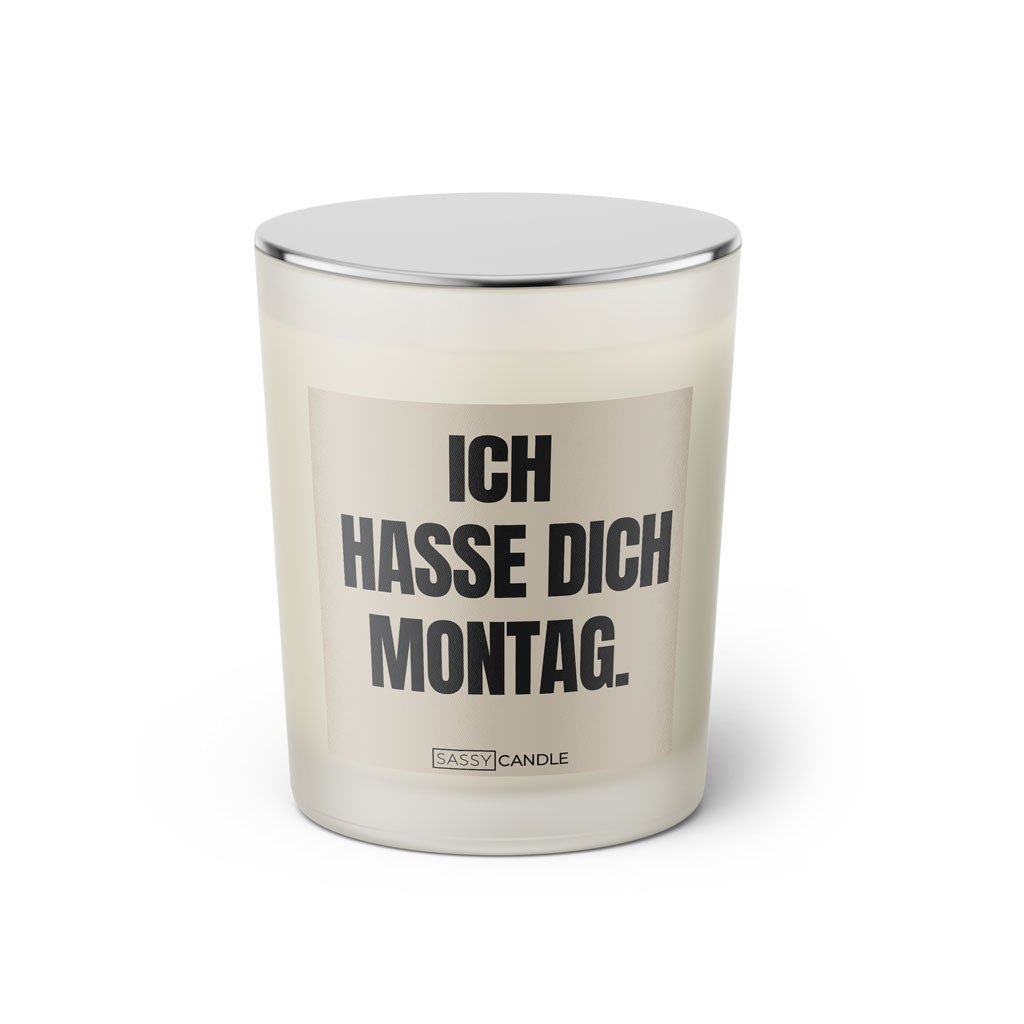 Duftkerze mit witzigem Spruch: Ich hasse dich Montag. Farbe beige und schwarze Schrift. Kerzenglas mit silbernem geschlossenem Deckel von SassyCandle.