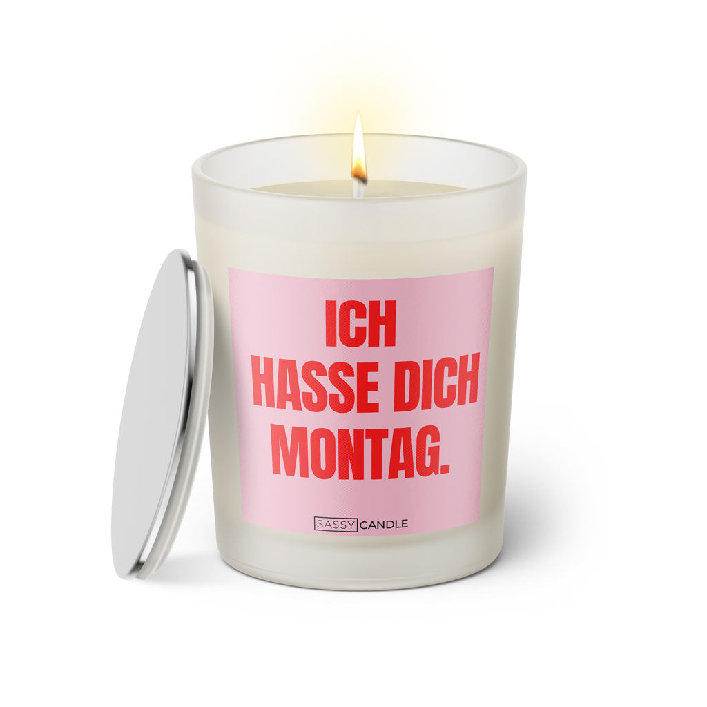 Duftkerze mit witzigem Spruch: Ich hasse dich Montag. Farbe rosa und pinke Schrift. Kerzenglas mit silbernem Deckel von SassyCandle.
