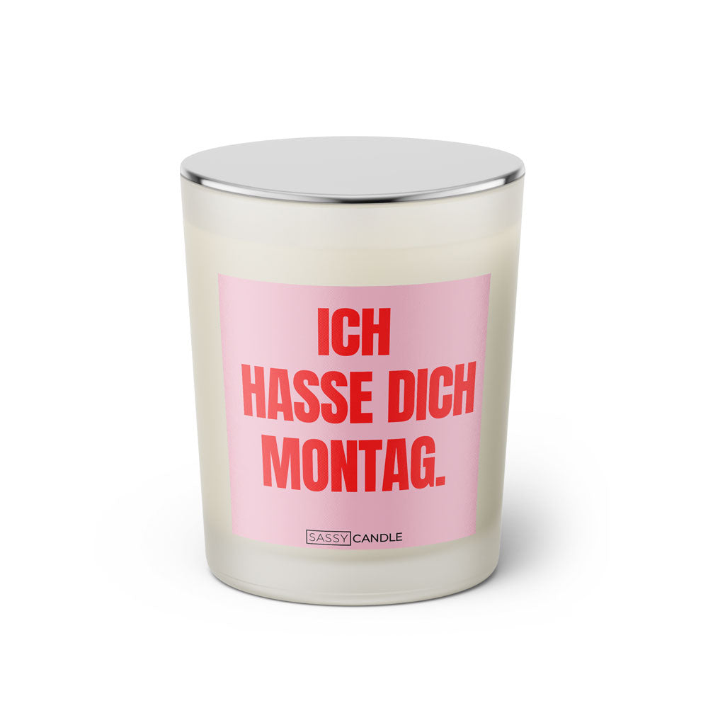 Duftkerze mit witzigem Spruch: Ich hasse dich Montag. Farbe rosa und pinke Schrift. Kerzenglas mit silbernem geschlossenem Deckel von SassyCandle.