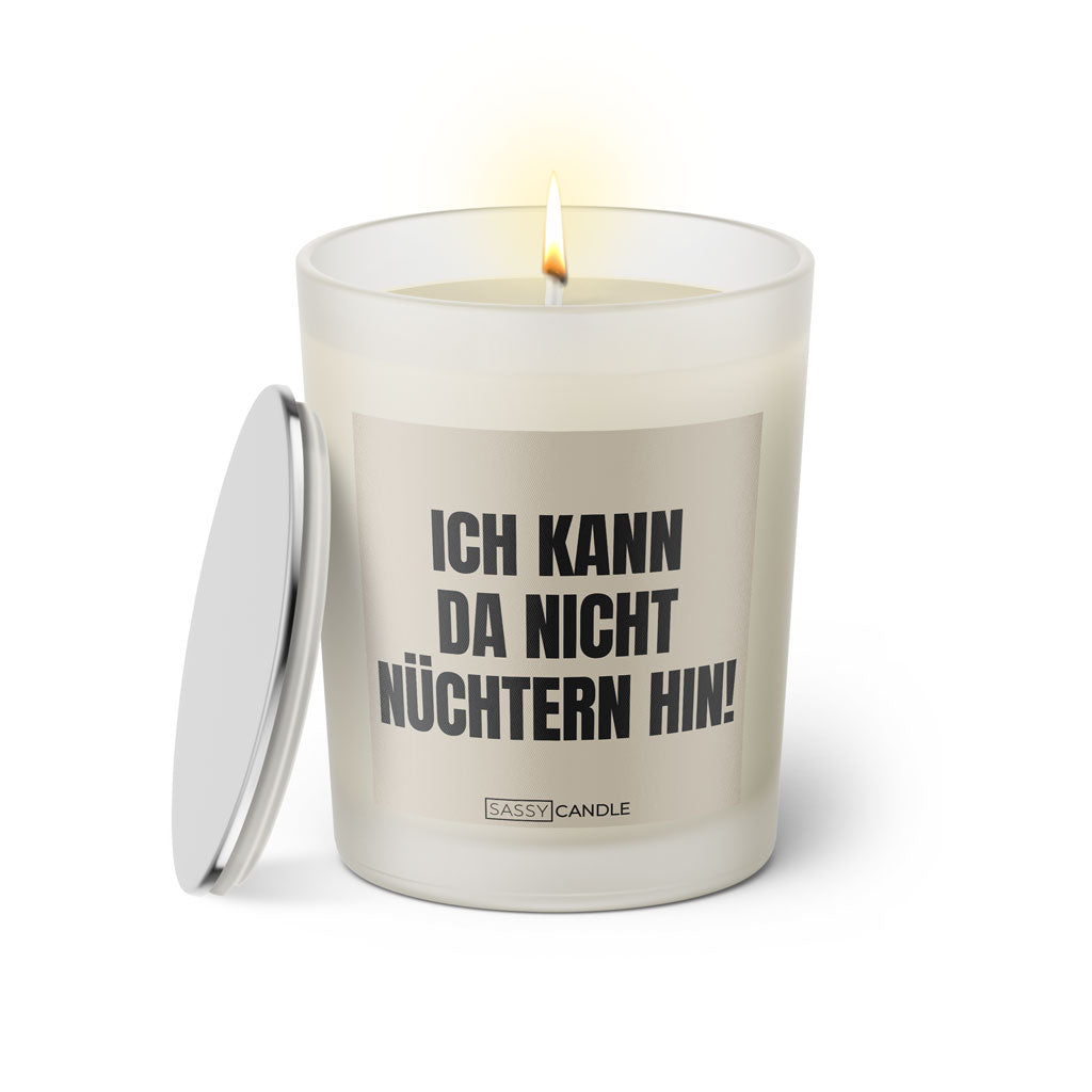 Duftkerze mit witzigem Spruch: Ich kann da nicht nuechtern hin. Farbe beige und schwarz mit silbernem Deckel von Sassy Candle.