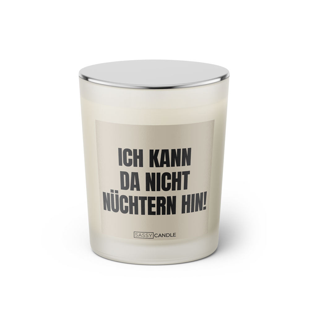 Duftkerze mit witzigem Spruch: Ich kann da nicht nuechtern hin. Farbe beige und schwarz mit silbernem Deckel von Sassy Candle.