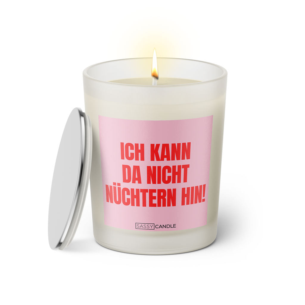 Duftkerze mit witzigem Spruch: Ich kann da nicht nuechtern hin. Farbe rosa und pink mit silbernem Deckel von Sassy Candle.
