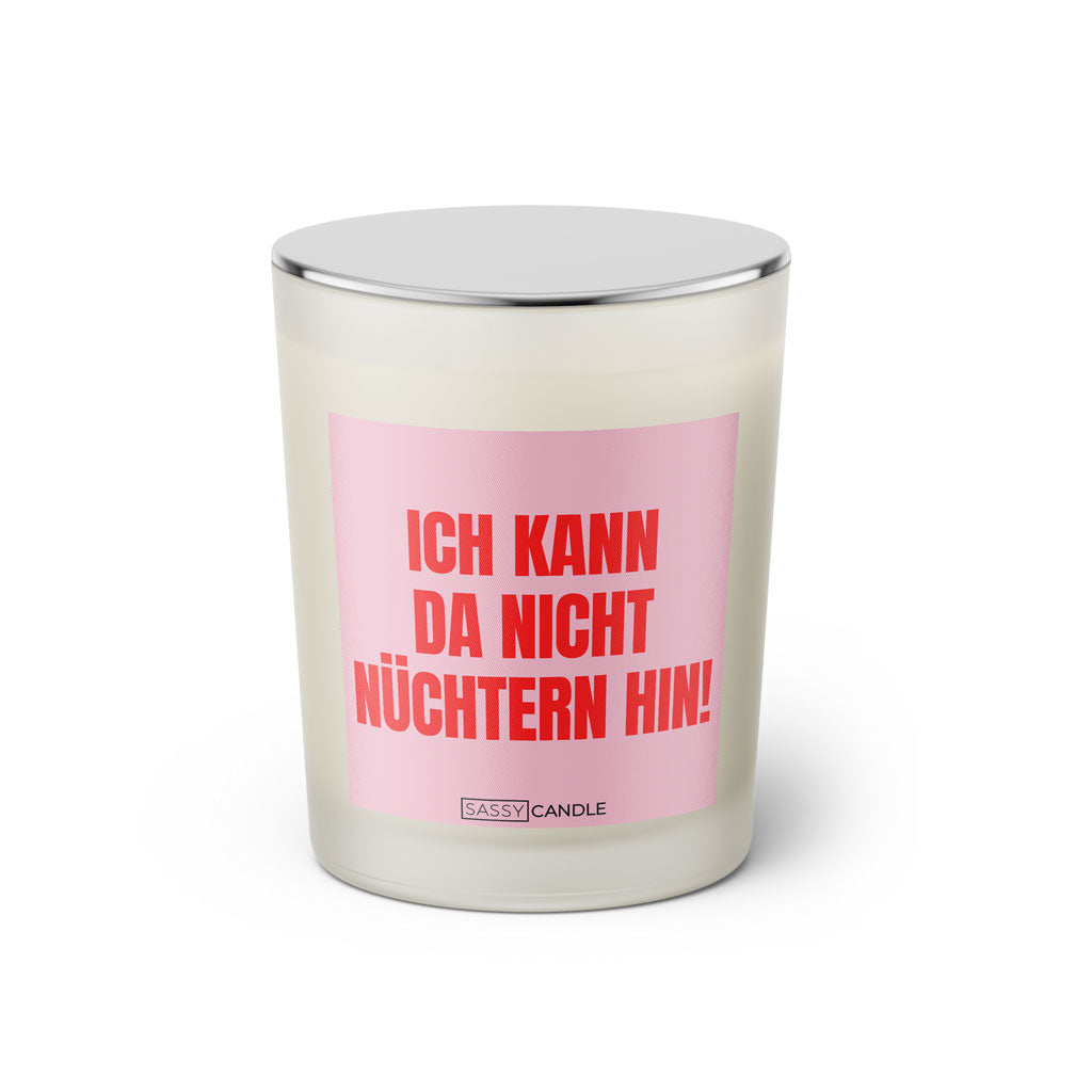 Duftkerze mit witzigem Spruch: Ich kann da nicht nuechtern hin. Farbe rosa und pink mit silbernem Deckel von Sassy Candle.