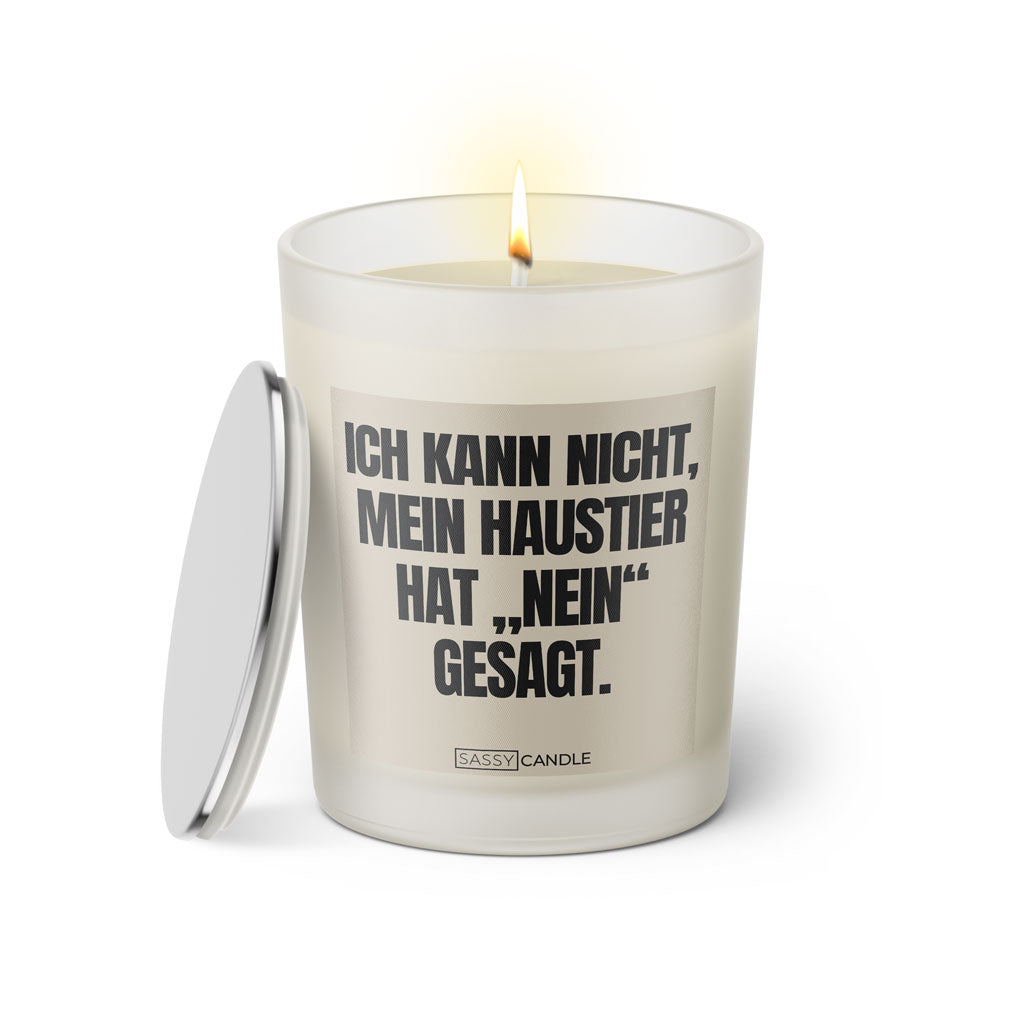 Duftkerze mit witzigen Spruch: Ich kann nicht, mein Haustier hat "nein" gesagt. Farbe beige und schwarz von Sassy Candle.