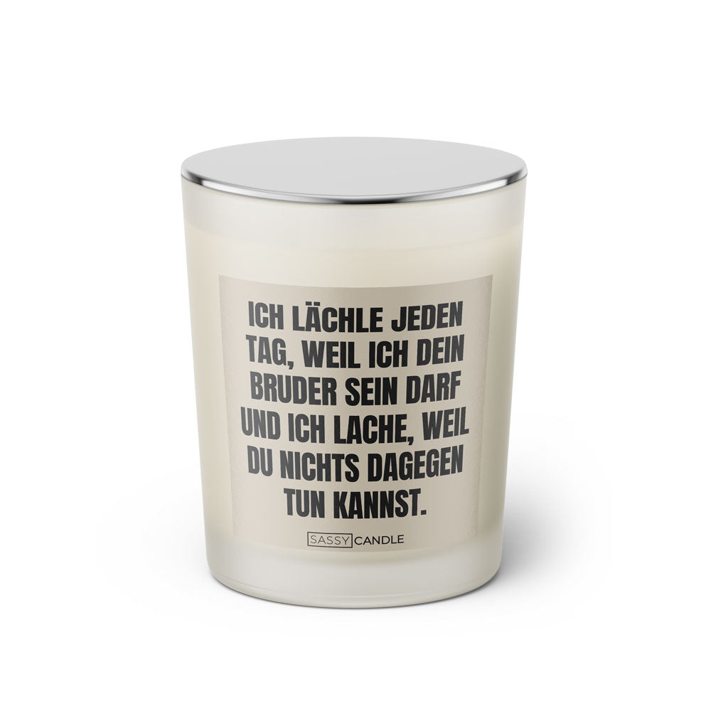 Duftkerze mit witzigen Spruch:Ich lächle jeden Tag, weil ich dein Bruder sein darf und ich lache, weil du nichts dagegen tun kannst. Farbe beige und schwarz von Sassy Candle.