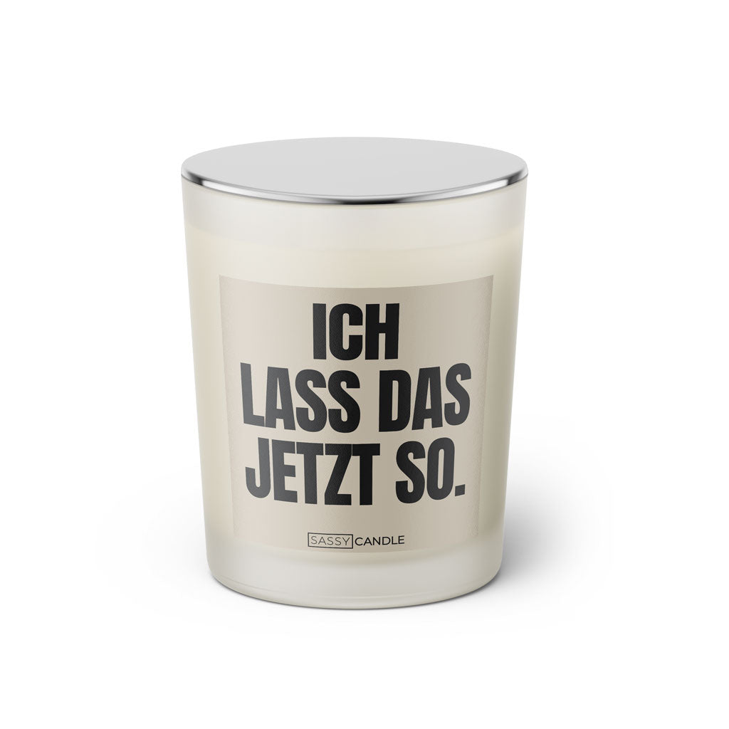 Duftkerze mit witzigen Spruch: Ich lass das jetzt so. Farbe beige und schwarz von Sassy Candle.